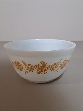Pyrex Vintage 402 Butterfly Gold 1 1/2 Quart Mixing Serving Bowl